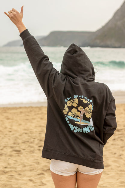Hoodie "She sparkles like sunshine"🏄🏽‍♀️ Negro